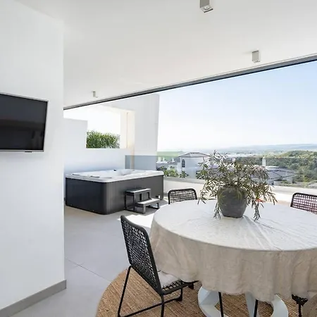 Seaviews Private Jacuzzi Rooftop&luxurious Living 에스테포나